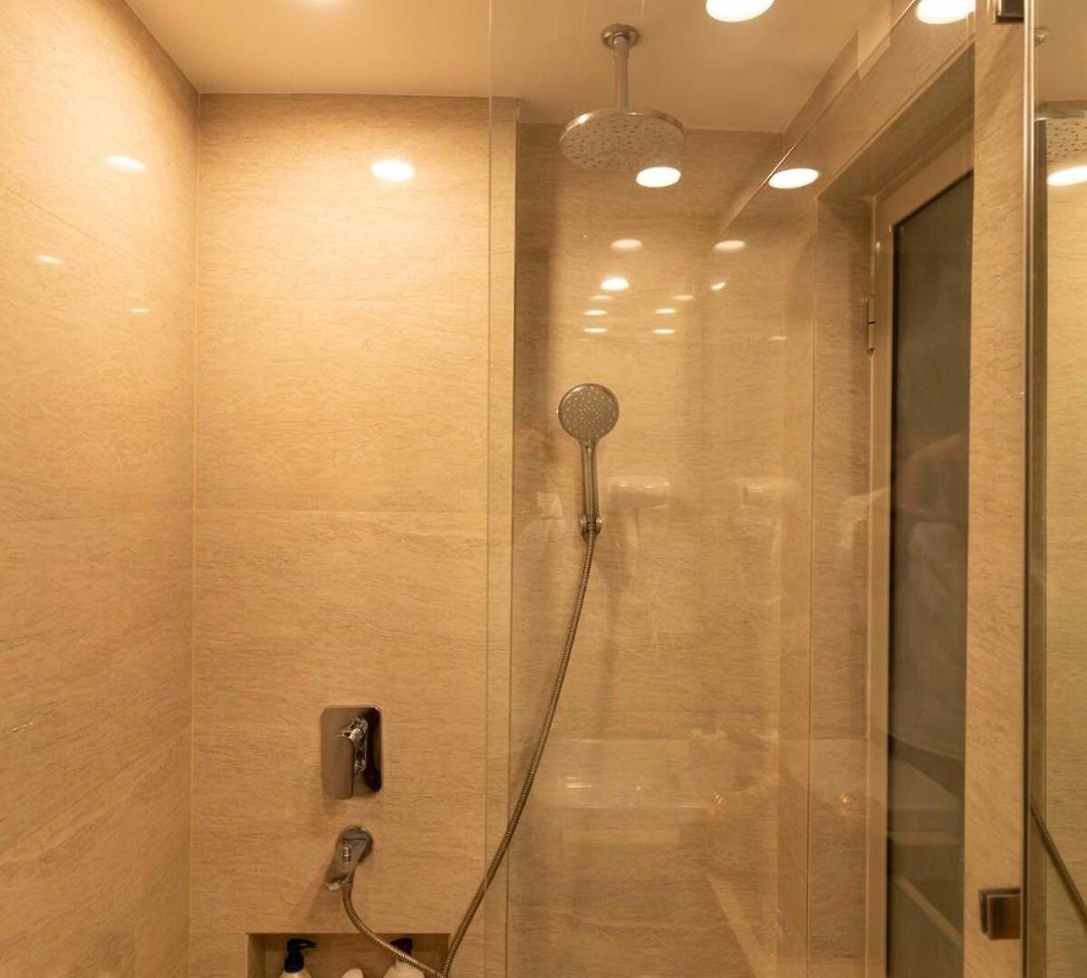 Graceful, Vivid 1bhk In Hiranandani Powai Apartment