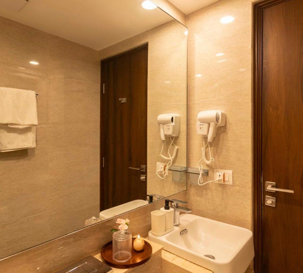 Graceful, Vivid 1bhk In Hiranandani Powai *