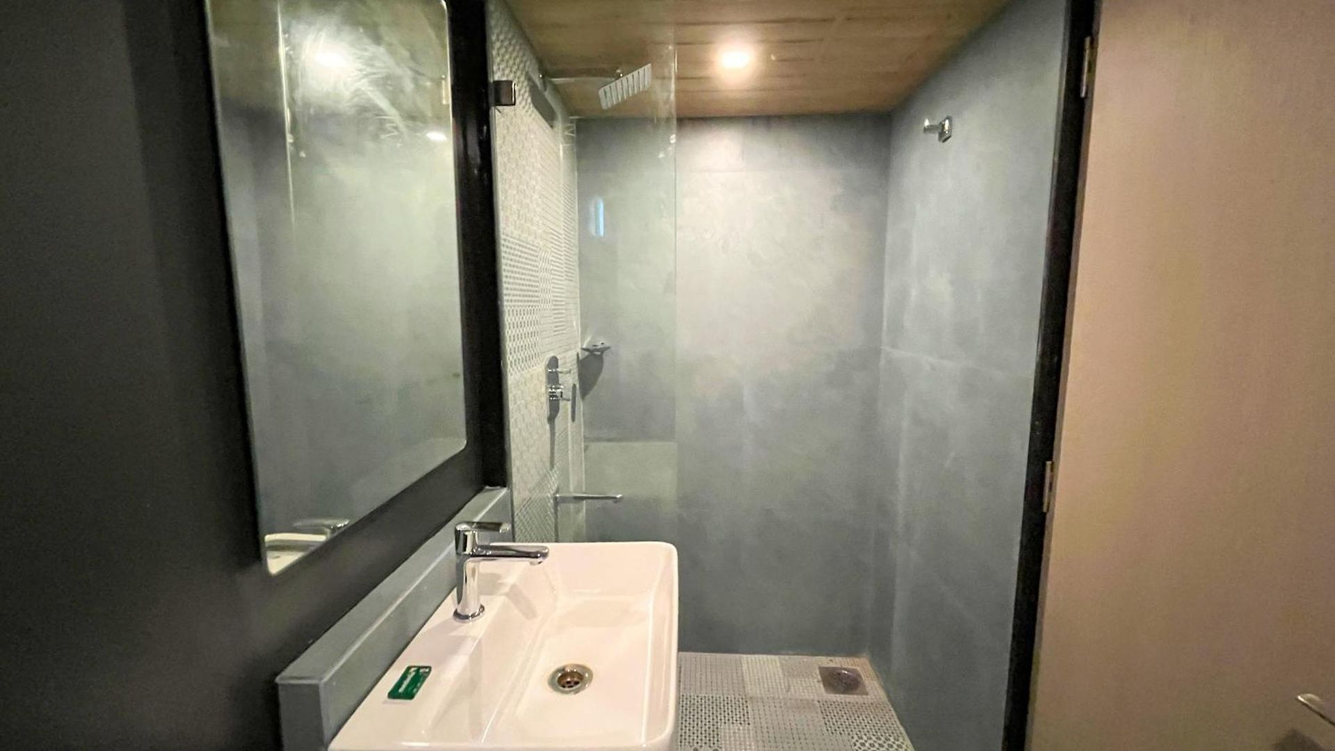 Bandra 3*