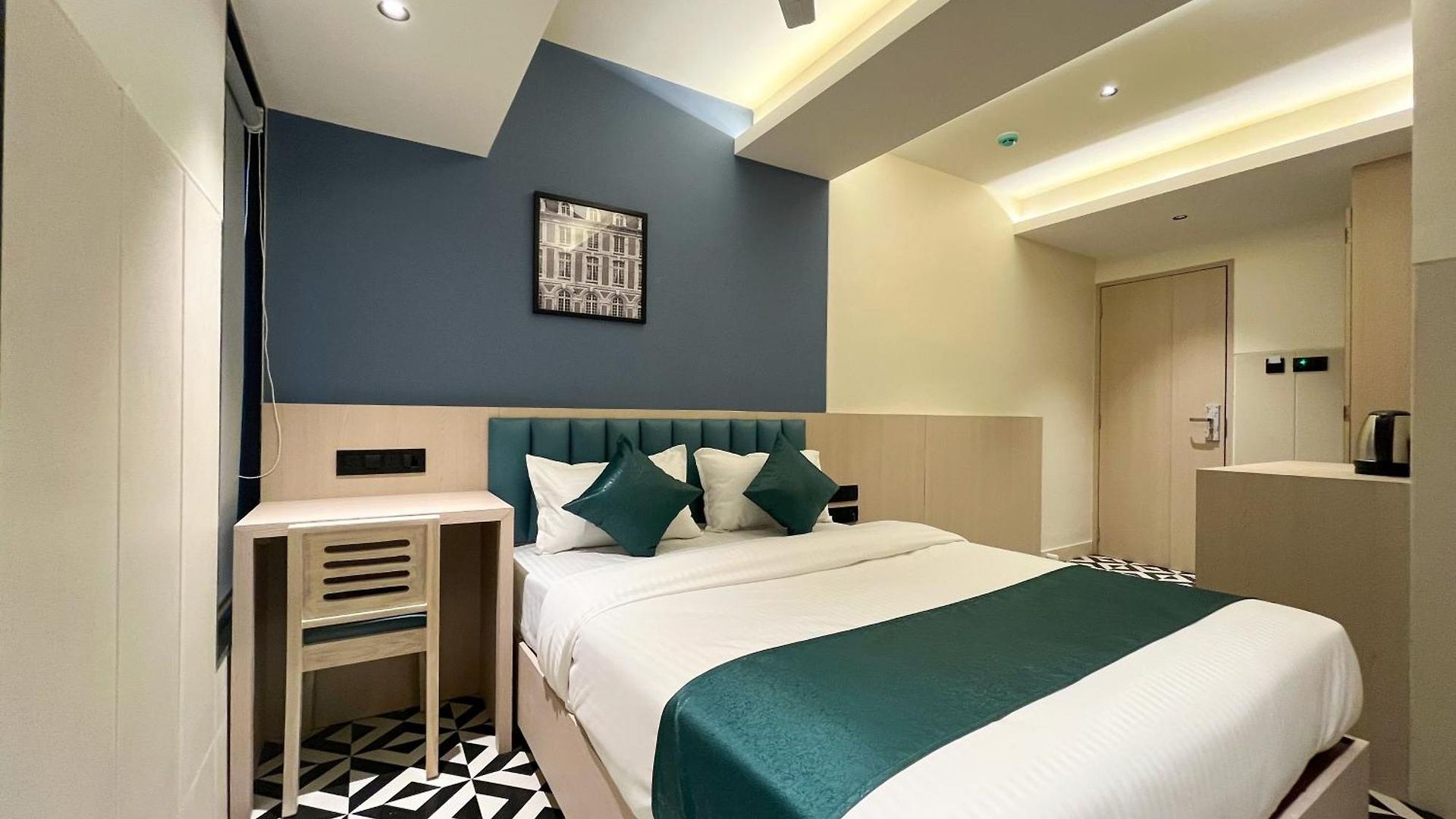 Bandra Hotel