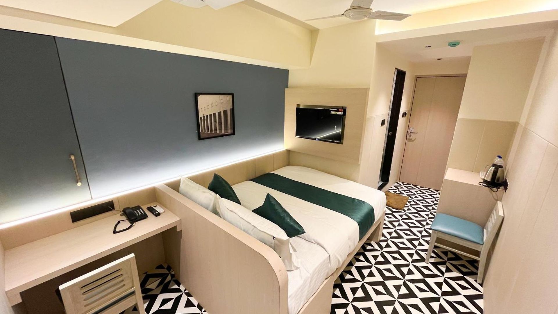 Bandra Hotel 3*