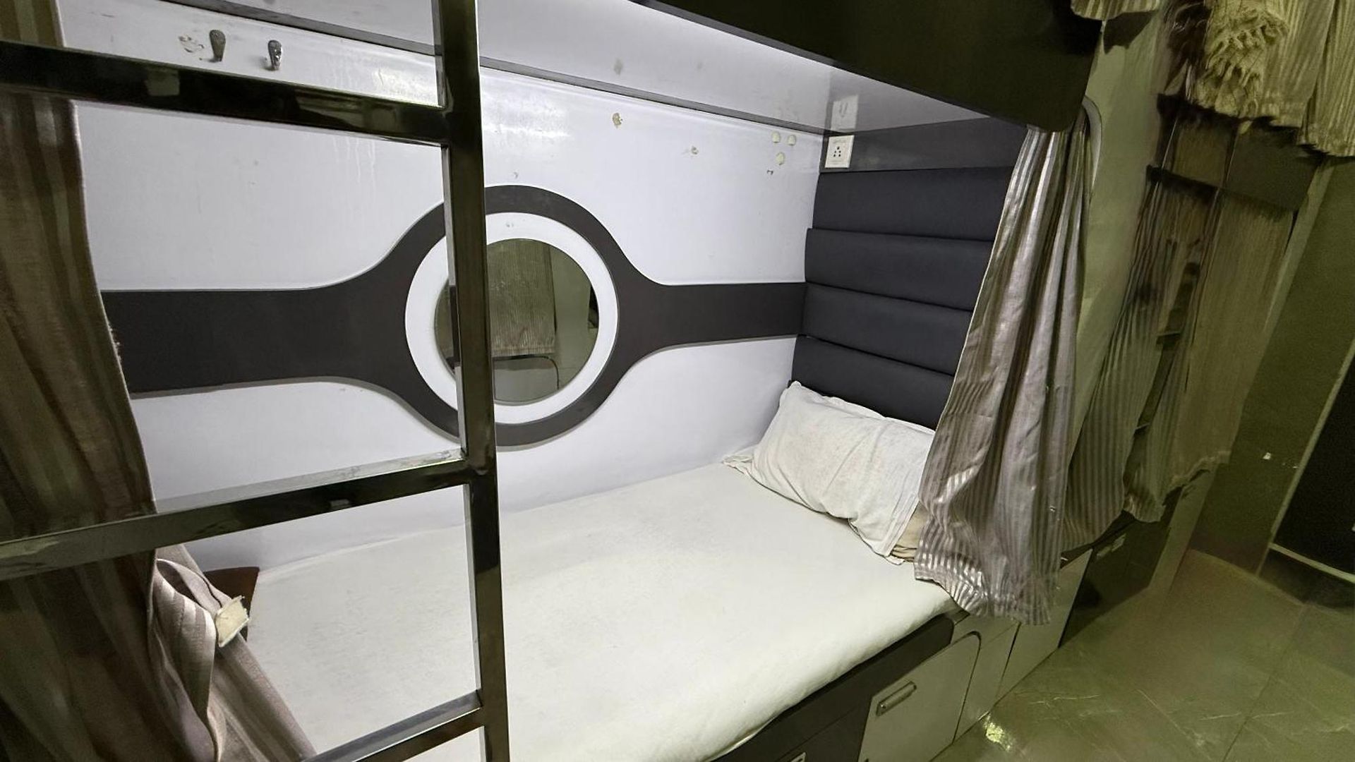 Capsule hotel O C E A N T-2