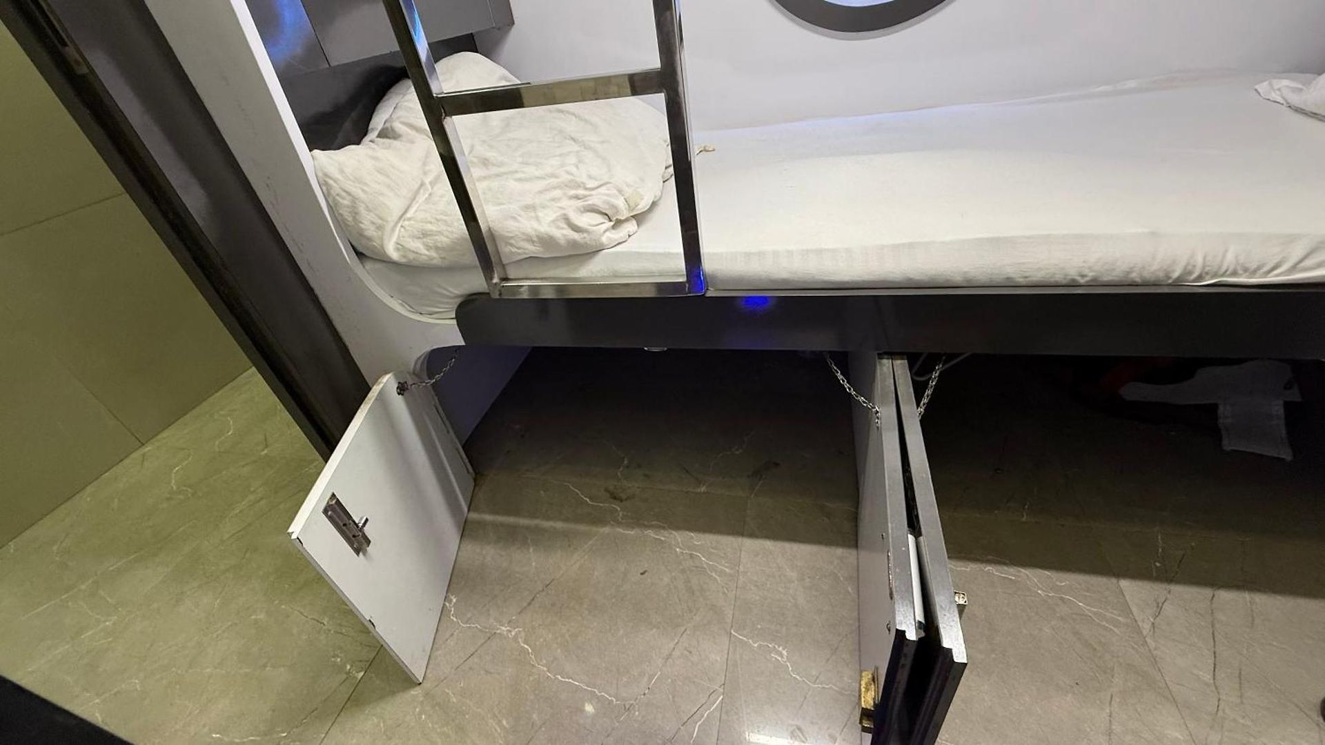 Capsule hotel O C E A N T-2 Mumbai