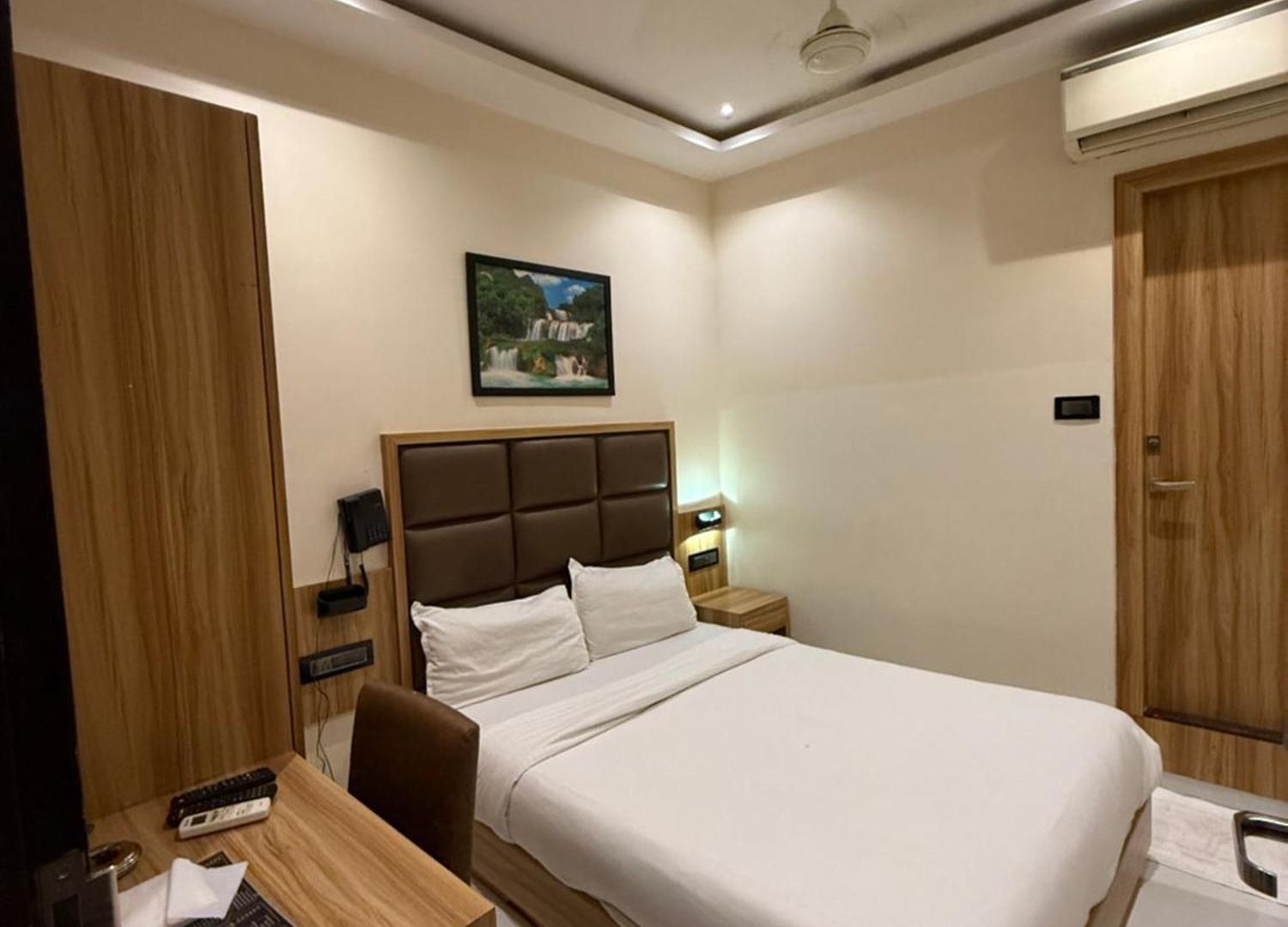 Hotel M E R I T O N T-2 Mumbai