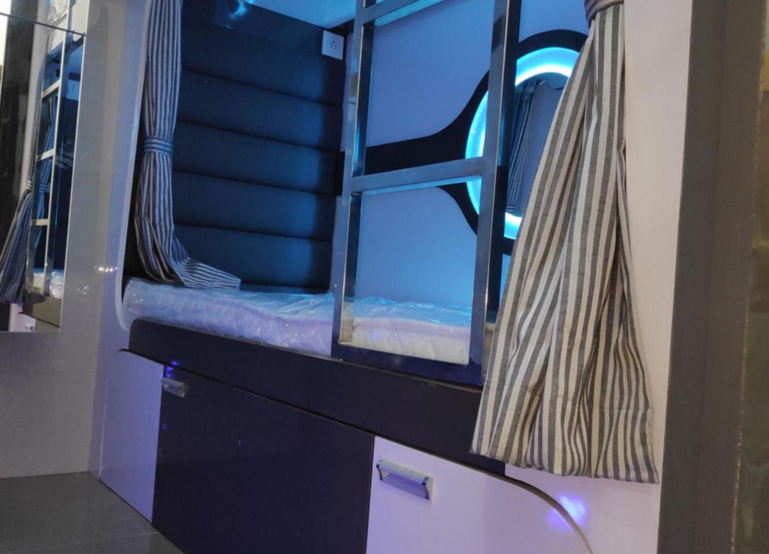 O C E A N T-2 Capsule hotel