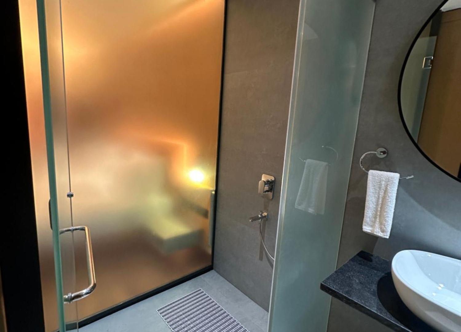 Hotel 37th Crescent Navi 4*