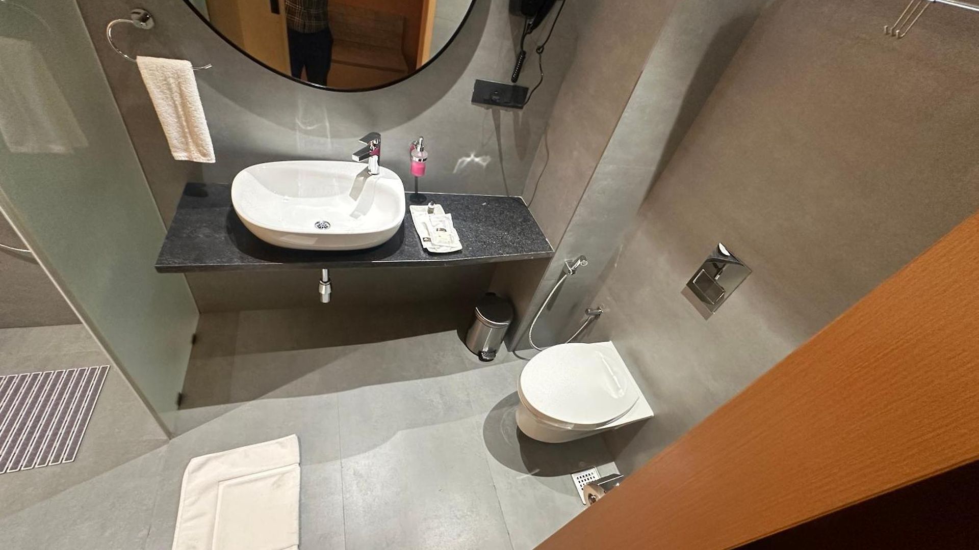 Hotel 37th Crescent Navi 4*