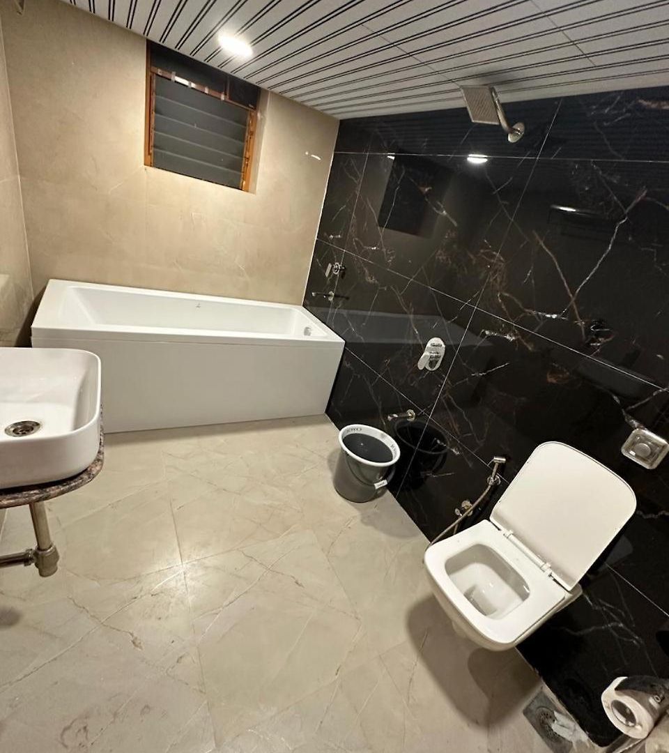 Hotel Eldoria Palace - Near Us Consulate & Bkc