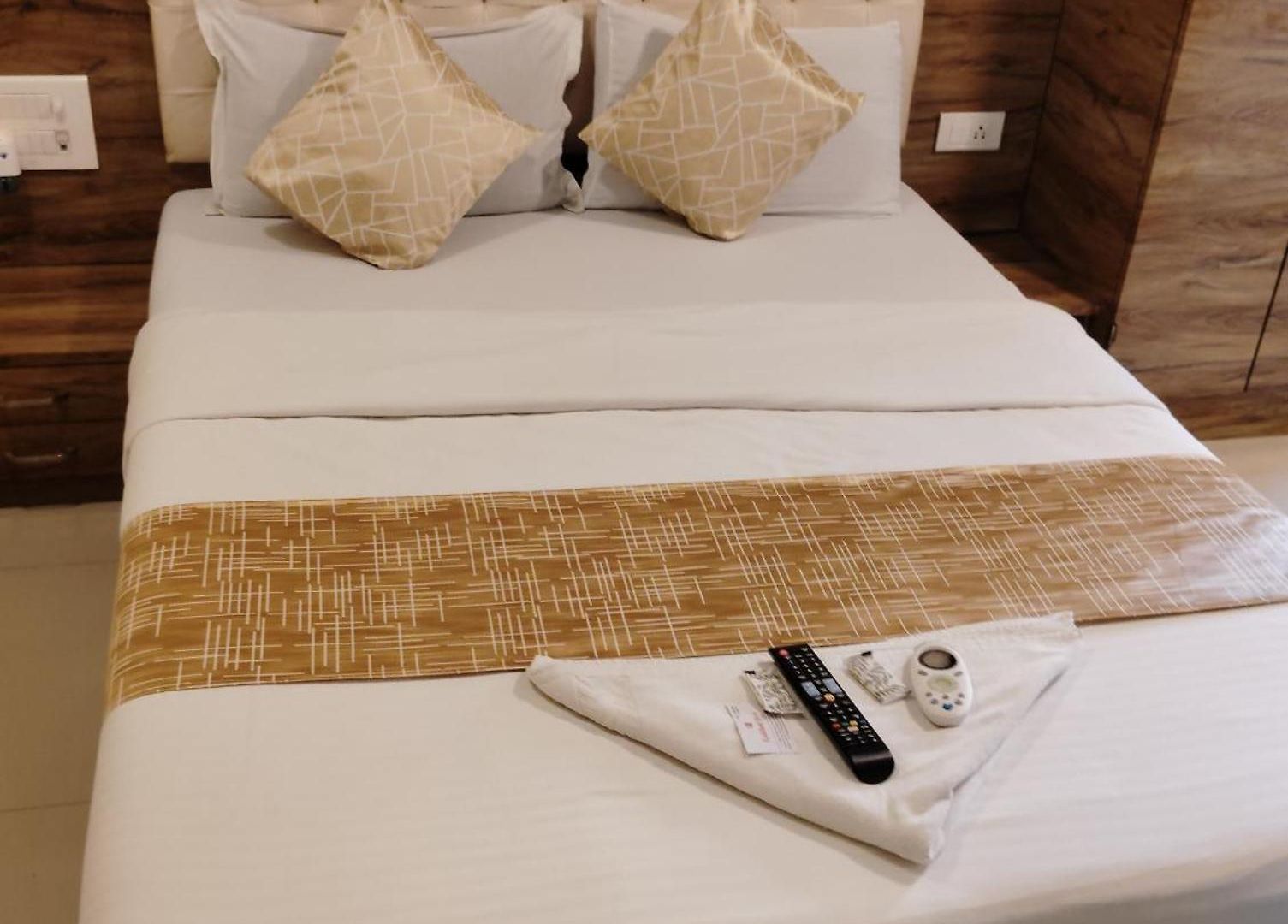 Hotel Crystal Park Near Nesco Exhibition Center *