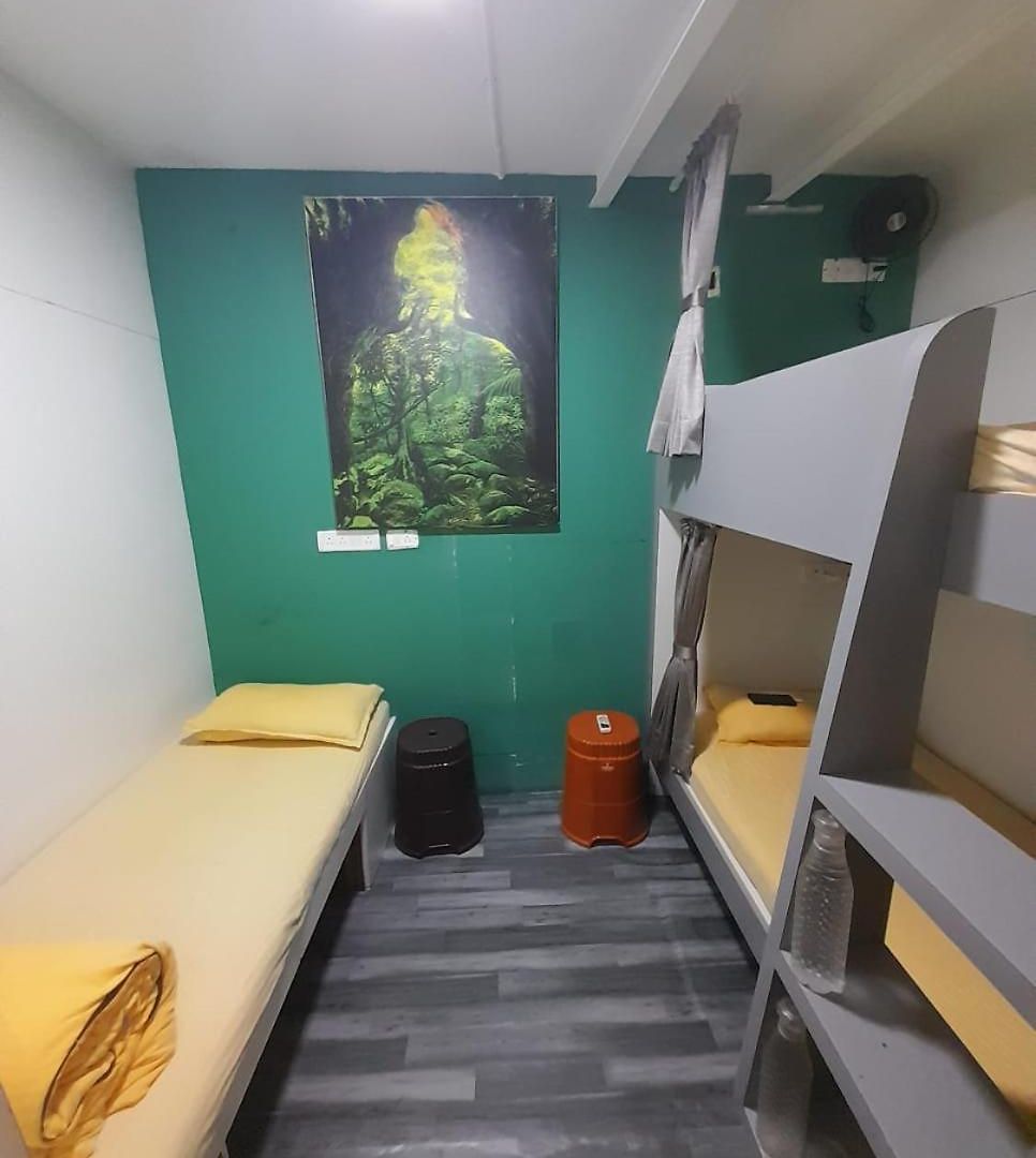 Sinhassan Juhu Hostel