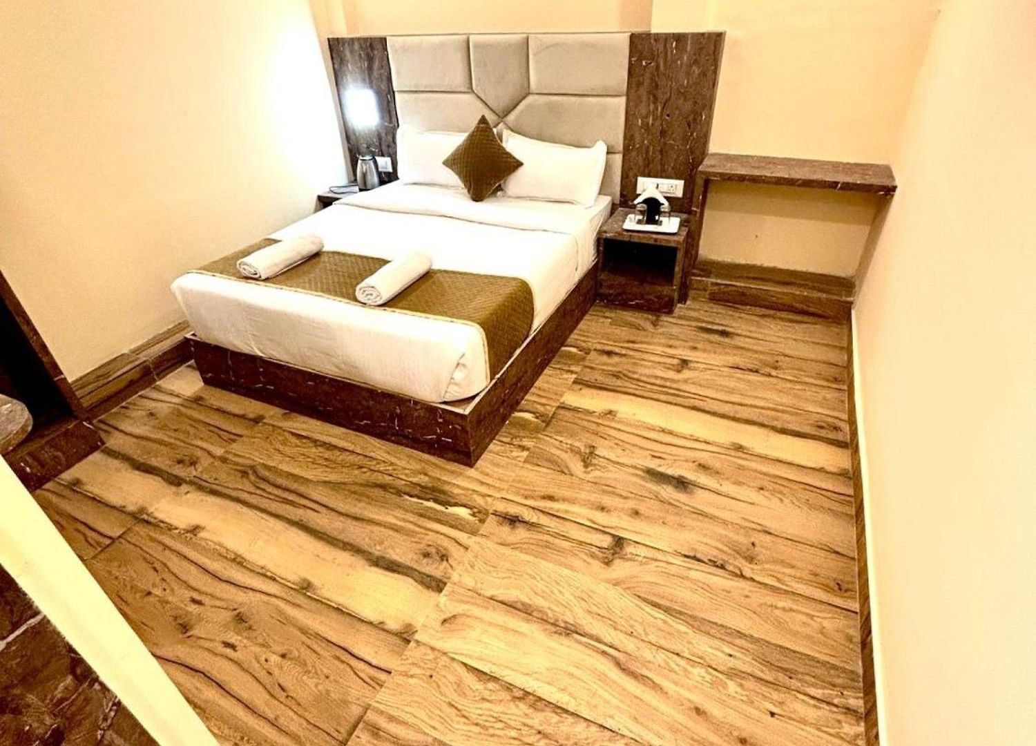 Crystal Castle Goregaon West Link Road, Hotel Mumbai
