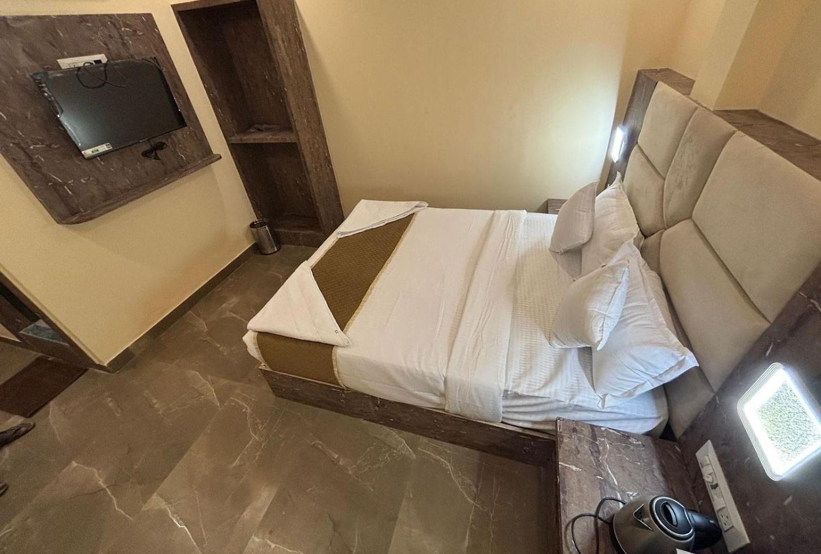 Crystal Castle Goregaon West Link Road, Hotel Mumbai