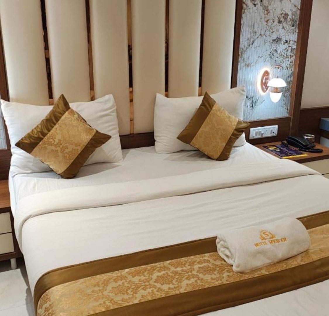 Crystal Castle Goregaon West Link Road, Hotel Mumbai