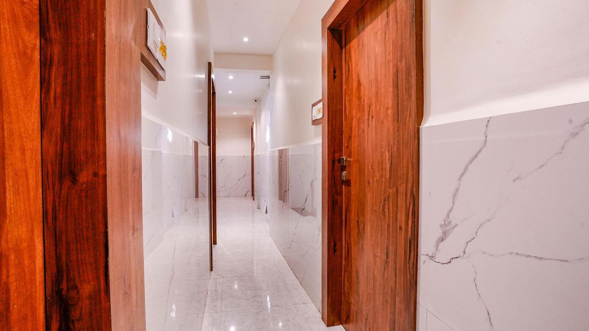 Hotel Fabhotel Utsav Residency