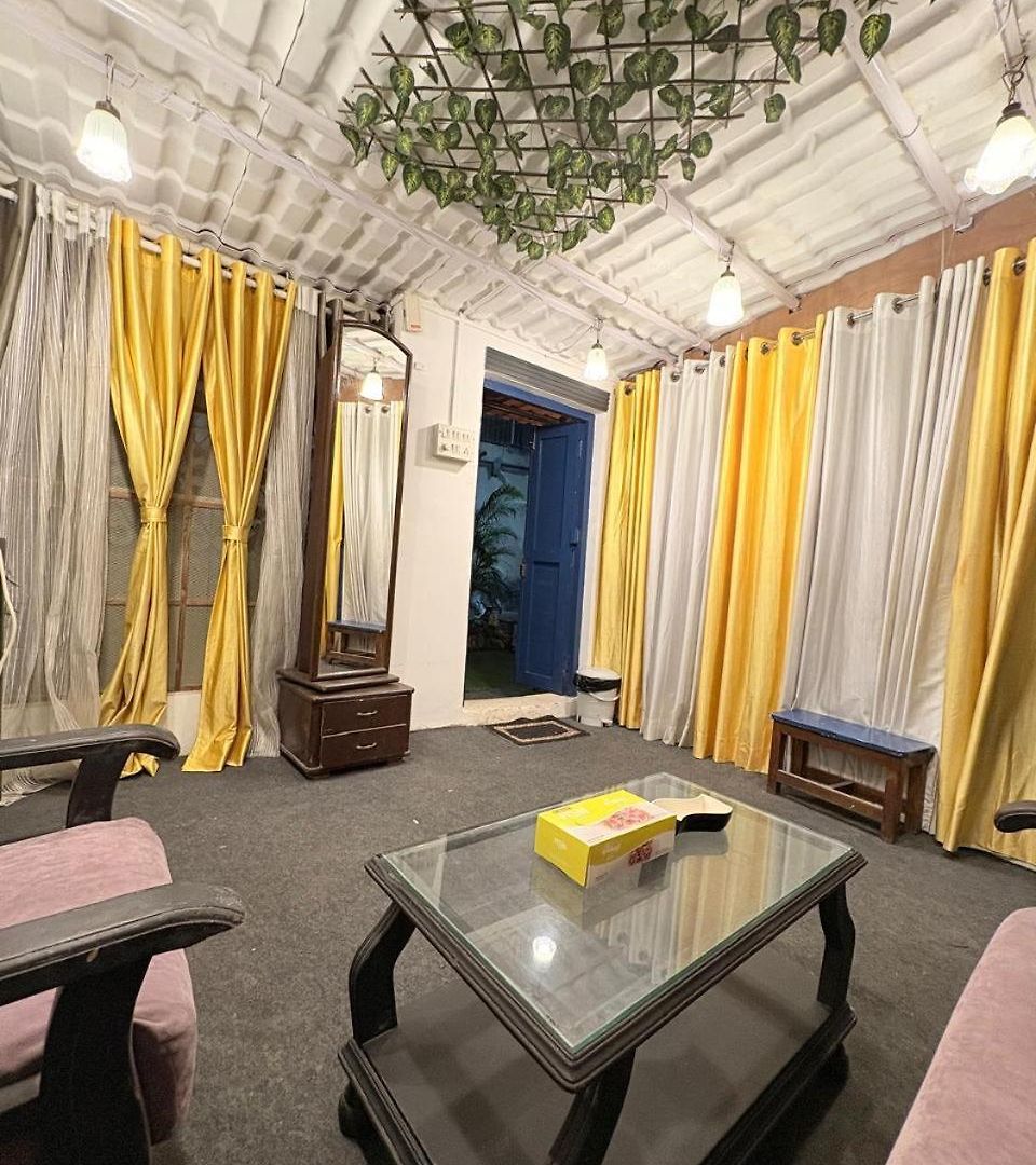 Apartment Independent Garden Cottage-bandra-carter Road