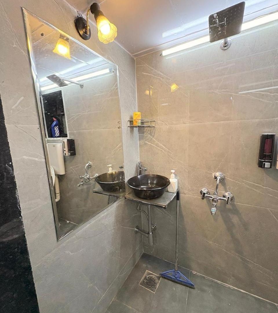 Apartment Independent Garden Cottage-bandra-carter Road *