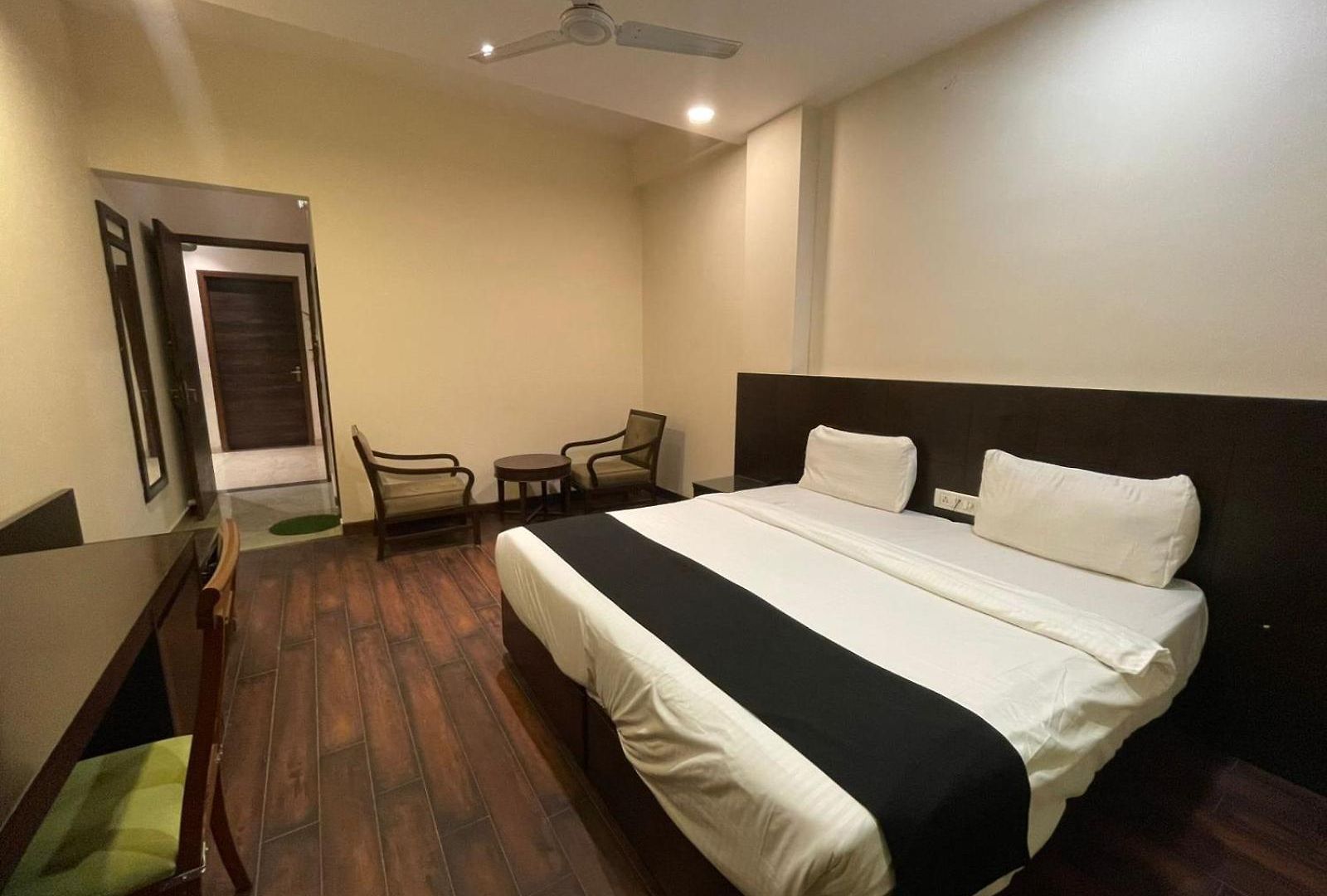 Hotel Aksa Near Juhu 3*