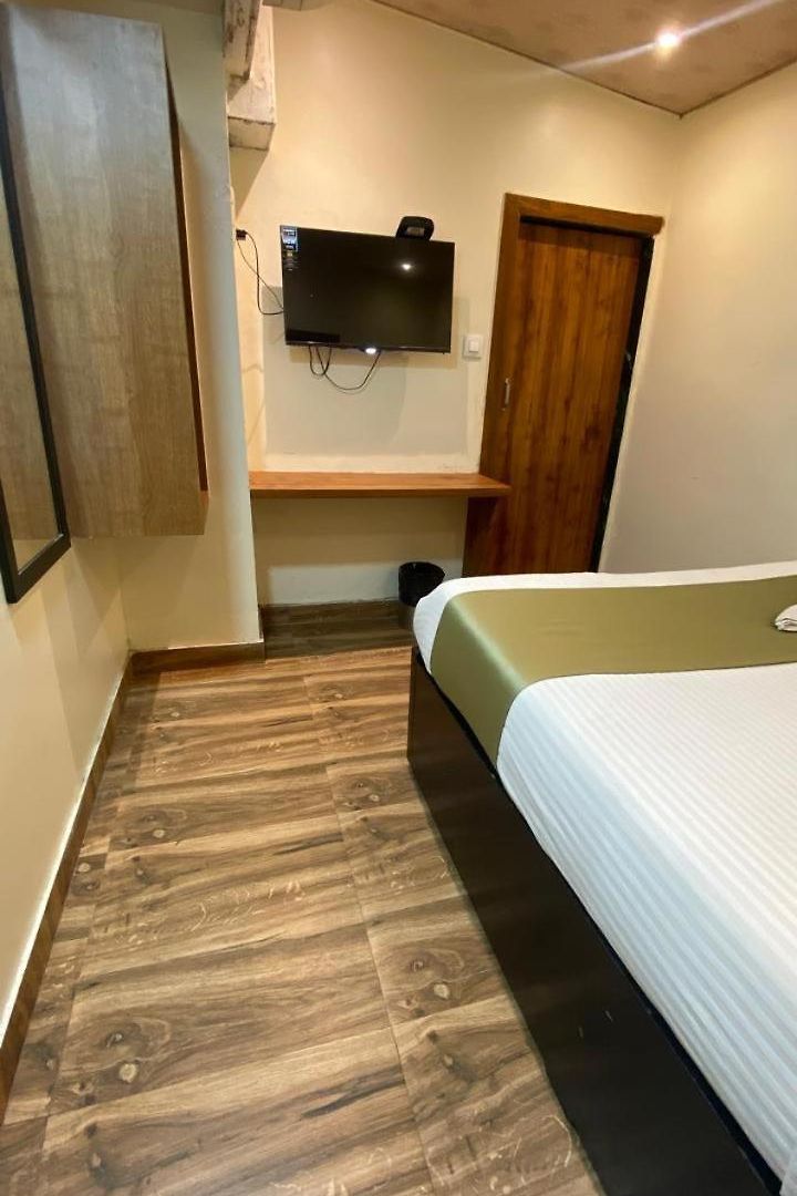 Hotel Deluxe - Near Kokilaben Dhirubhai Ambani Hospital 3*