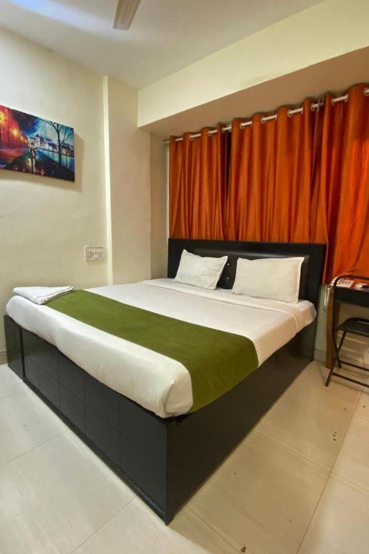 Hotel Deluxe - Near Kokilaben Dhirubhai Ambani Hospital