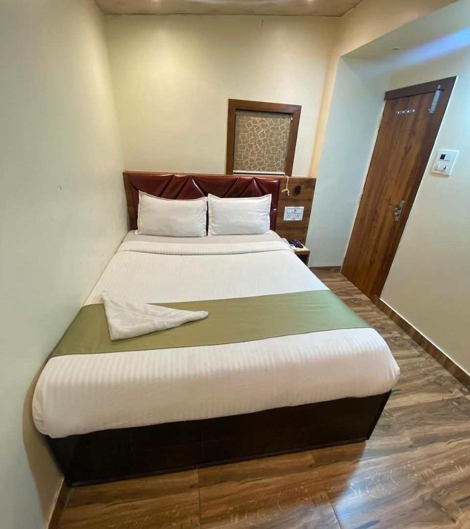 Deluxe - Near Kokilaben Dhirubhai Ambani Hospital 3*