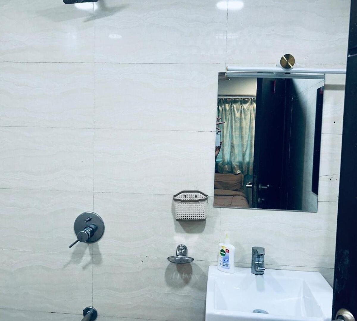2bhk With Pvt Decks Near Sea * Mumbai
