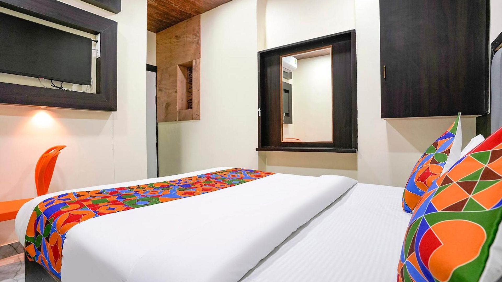 Via Gulshan Grand - Nr Gateway Of India Hotel 3*