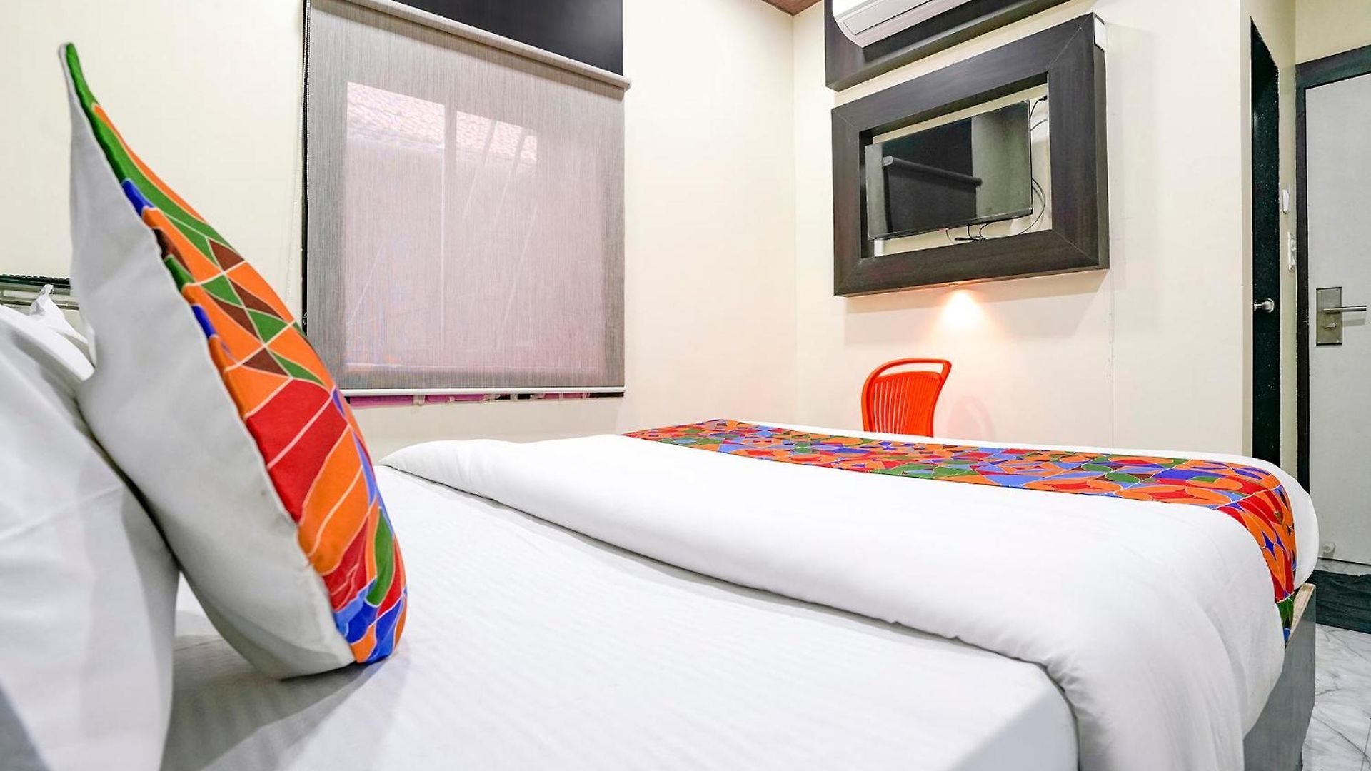 Via Gulshan Grand - Nr Gateway Of India Hotel
