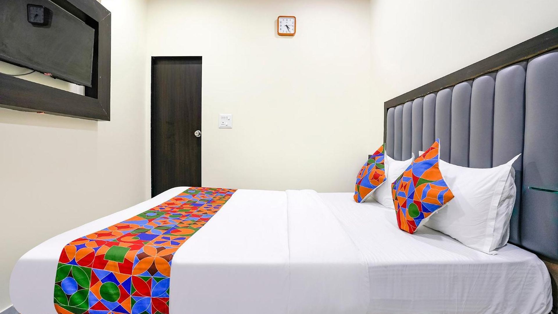 Via Gulshan Grand - Nr Gateway Of India 3*