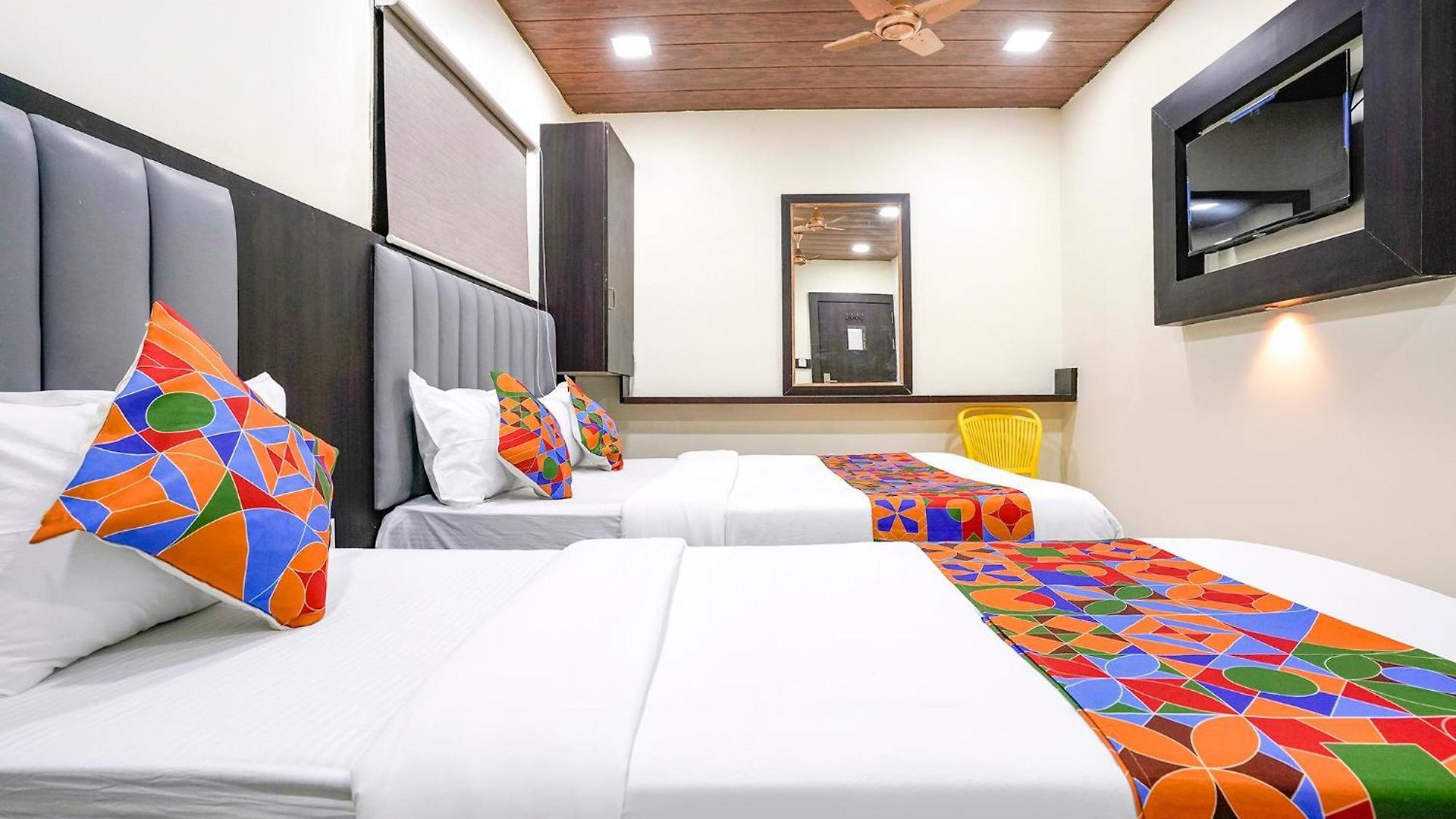 Via Gulshan Grand - Nr Gateway Of India Hotel