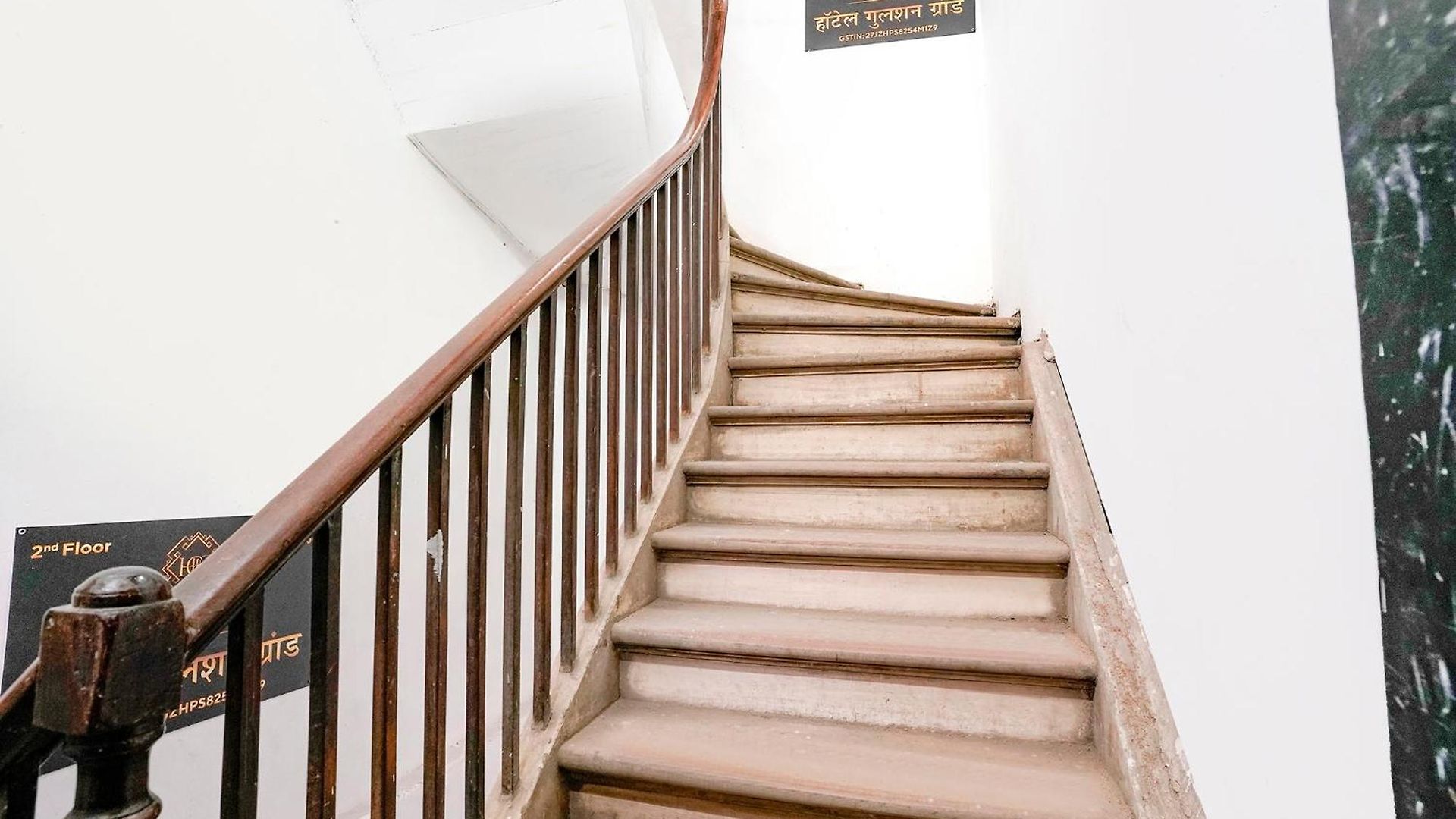 Via Gulshan Grand - Nr Gateway Of India Hotel 3*