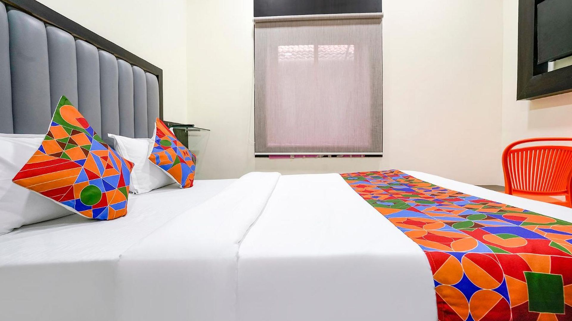 Via Gulshan Grand - Nr Gateway Of India Hotel