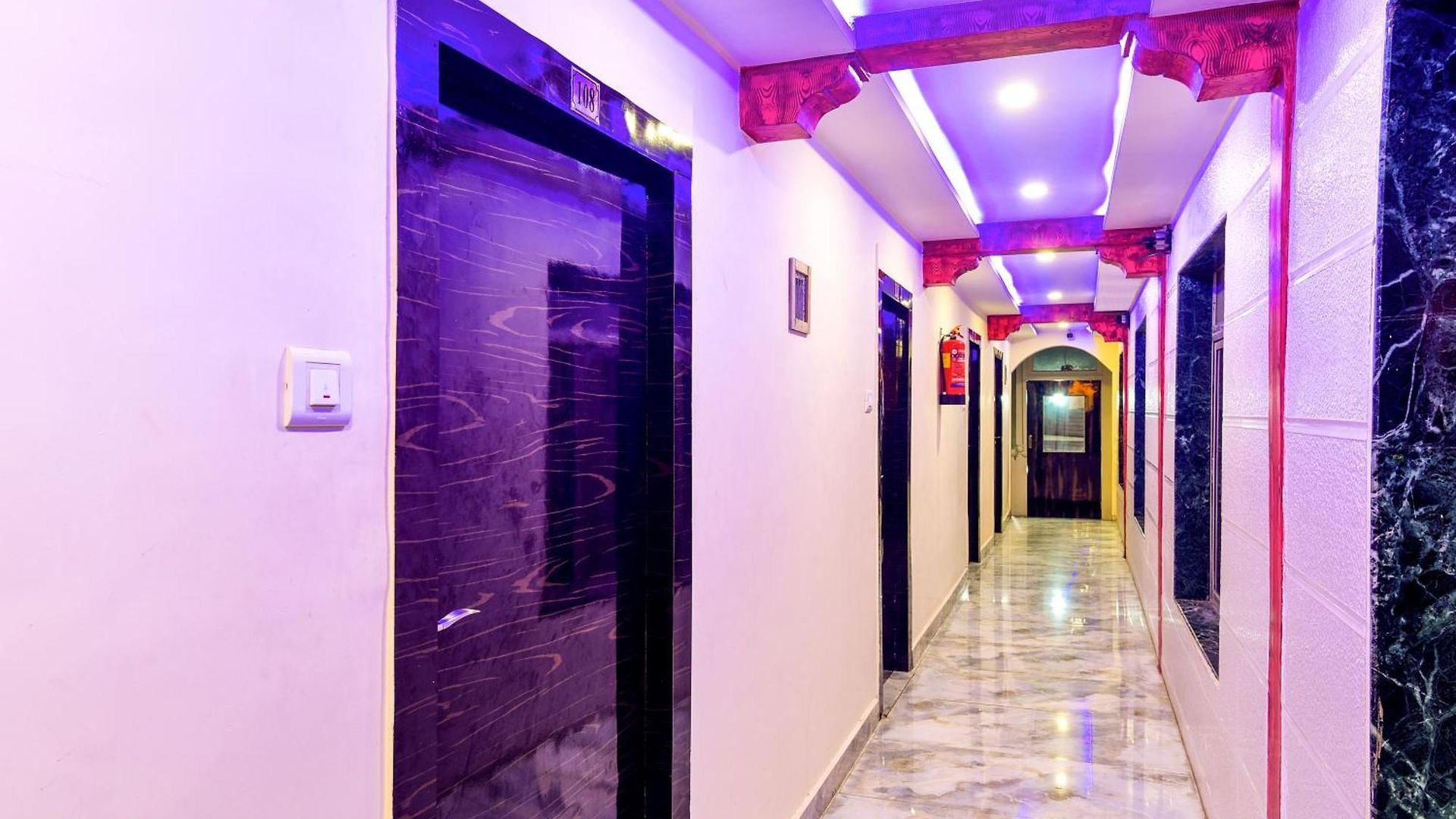 Hotel Deluxe *