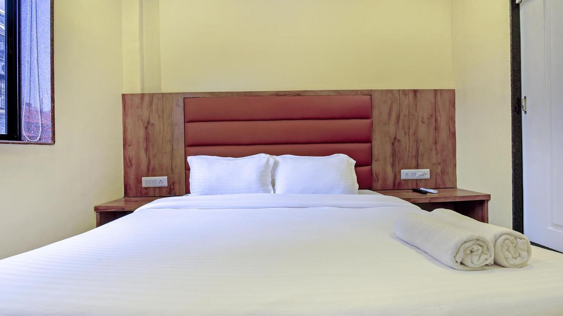 Deluxe Hotel *