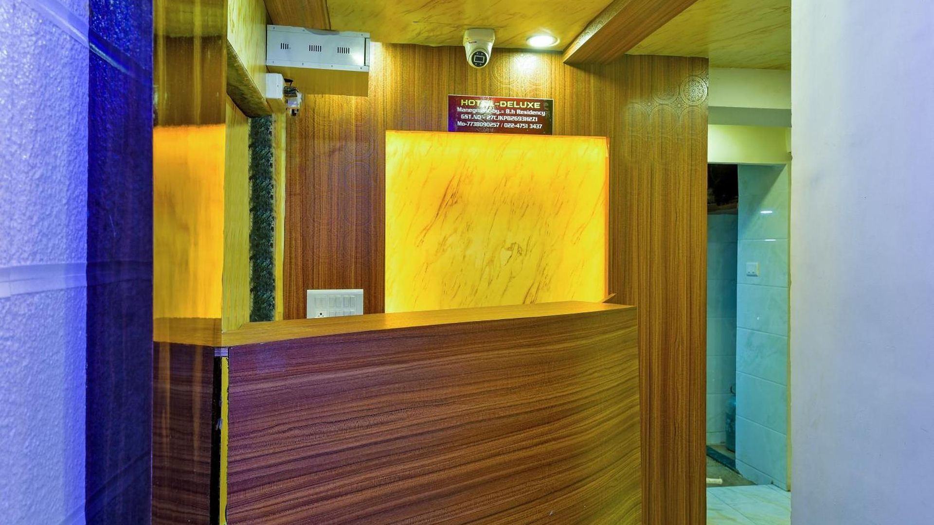 Deluxe Hotel *