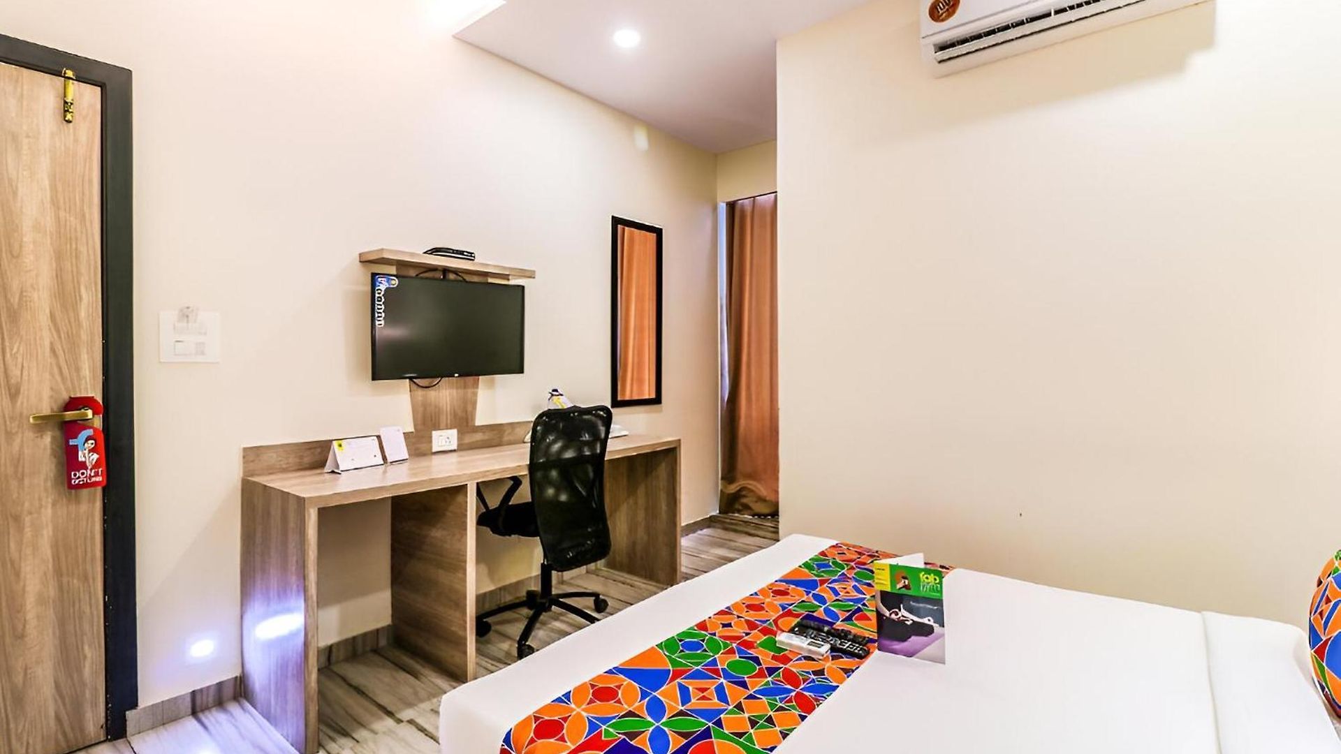 Glitz New United - Powai Guest house