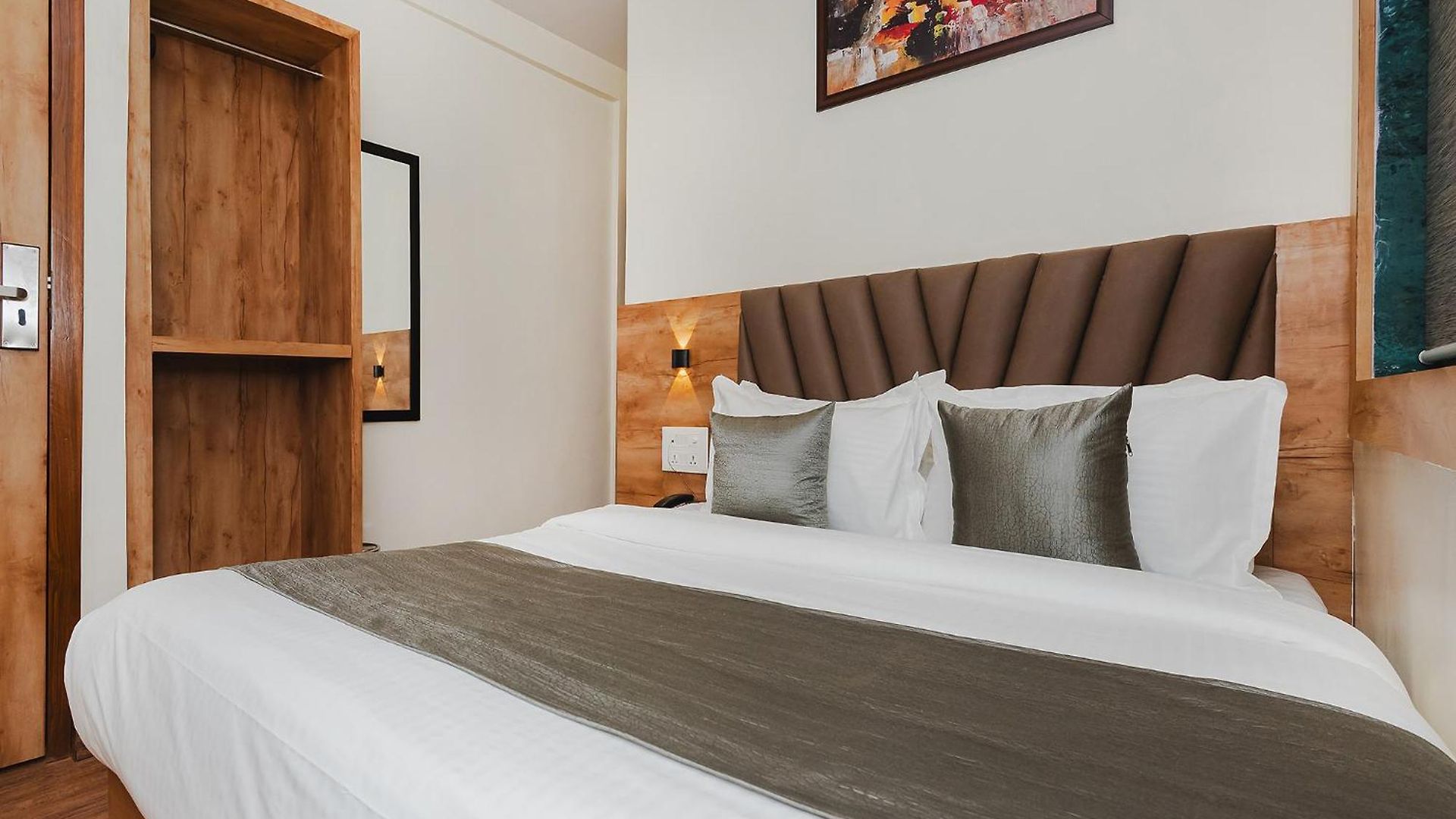 Fabhotel Airport Palace - Nr International Airport Mumbai