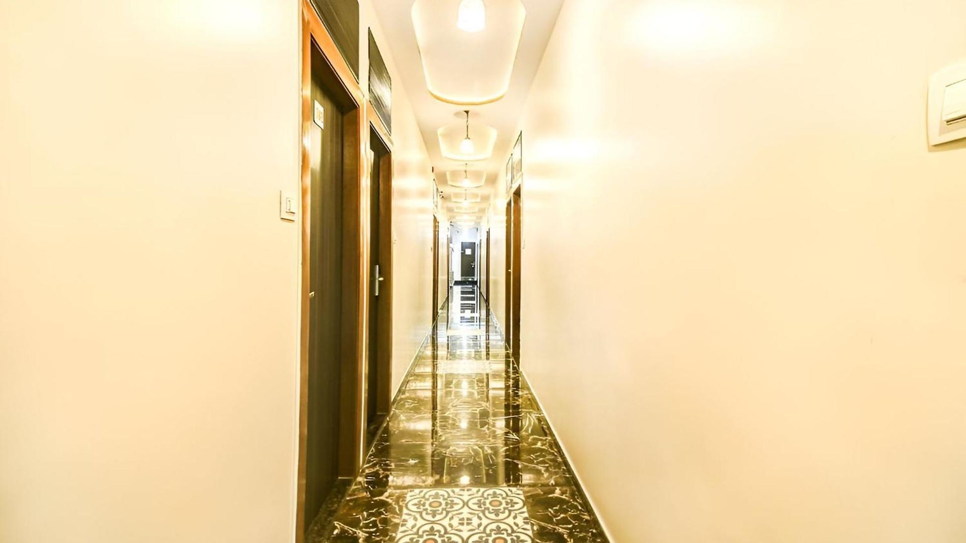 Glitz New United Nr International Airport Guest house Mumbai