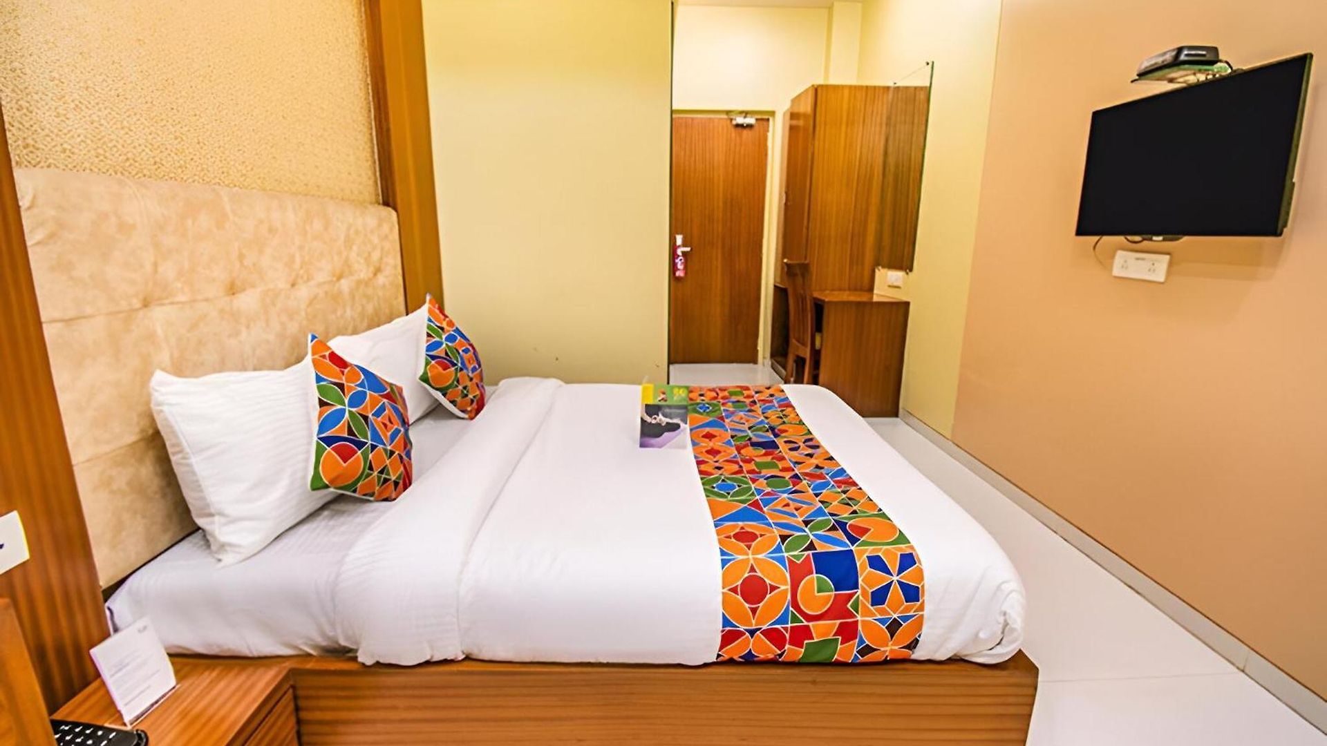 Glitz New Seven Hills - Nr International Airport Guest house Mumbai