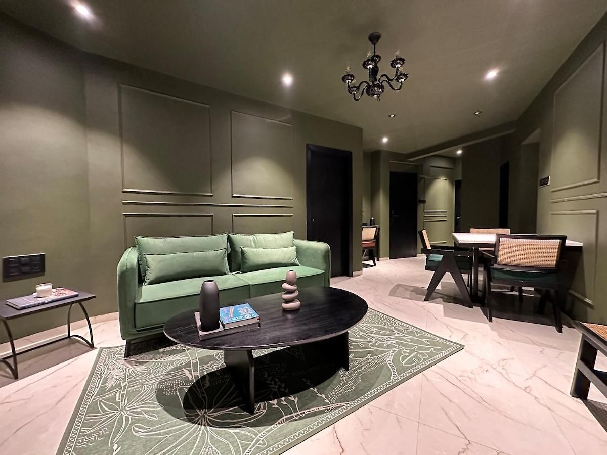 Plush Bandra West - Luxury 2bhk & Study Apartment *
