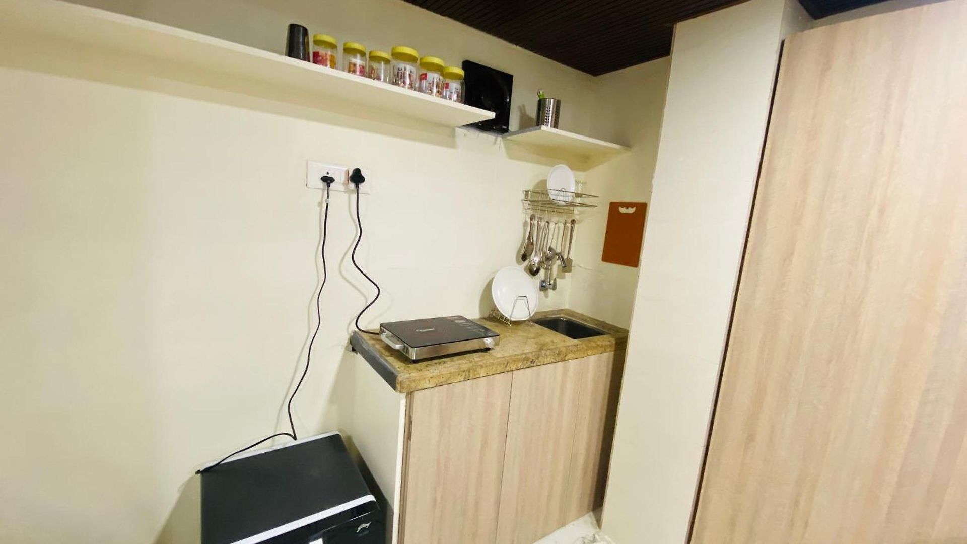 Avk-near Kokilaben Hospital & Versova Beach- With Kitchen Hotel 3*