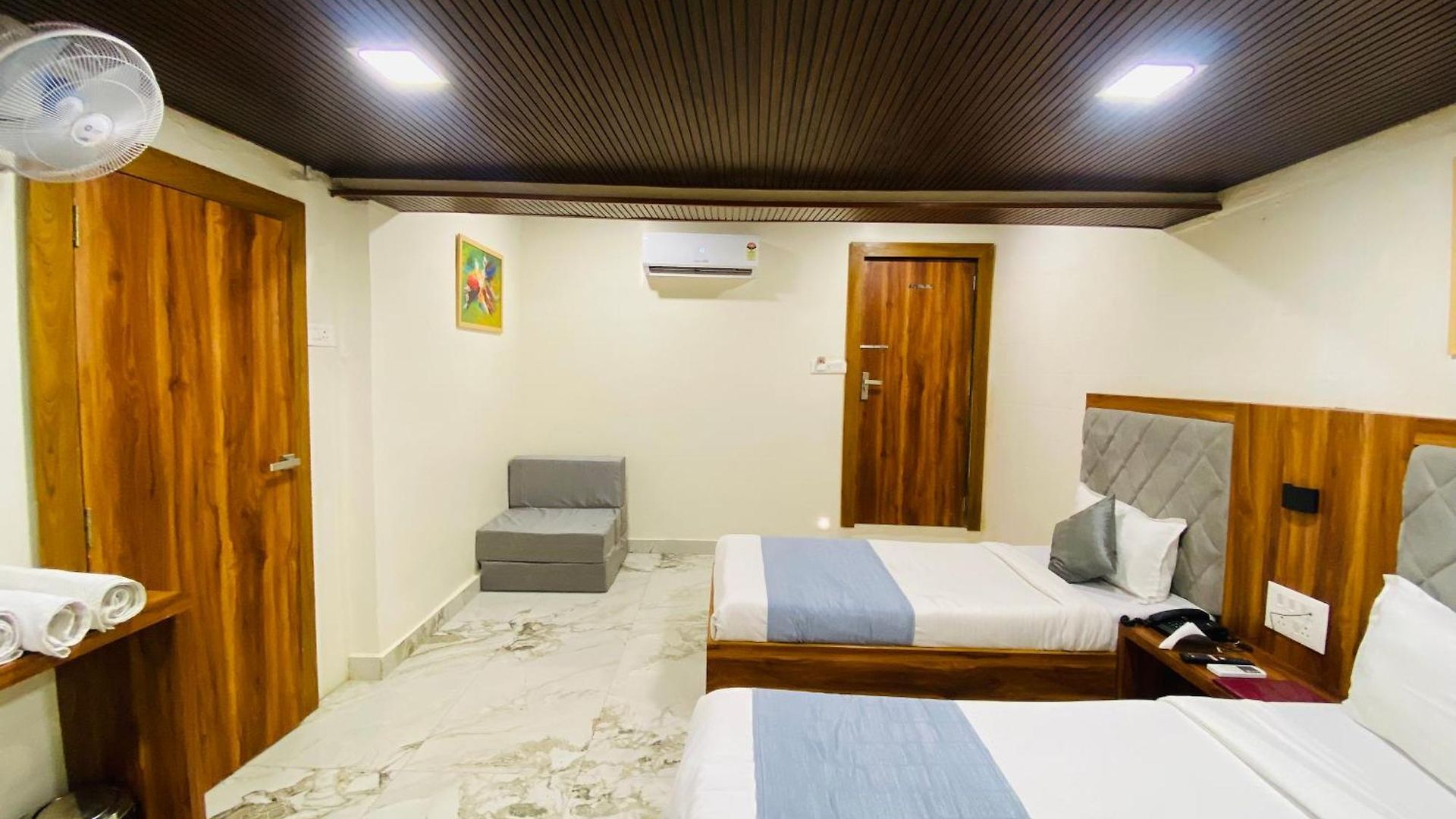 Hotel Avk-near Kokilaben Hospital & Versova Beach- With Kitchen Mumbai