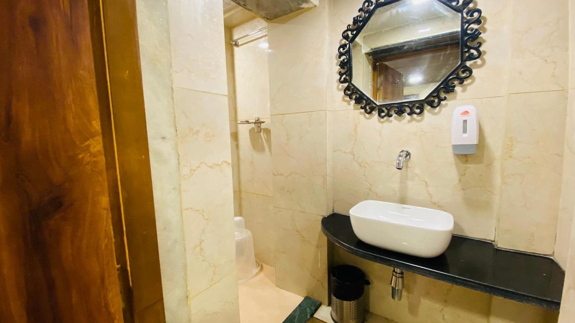 Avk-near Kokilaben Hospital & Versova Beach- With Kitchen