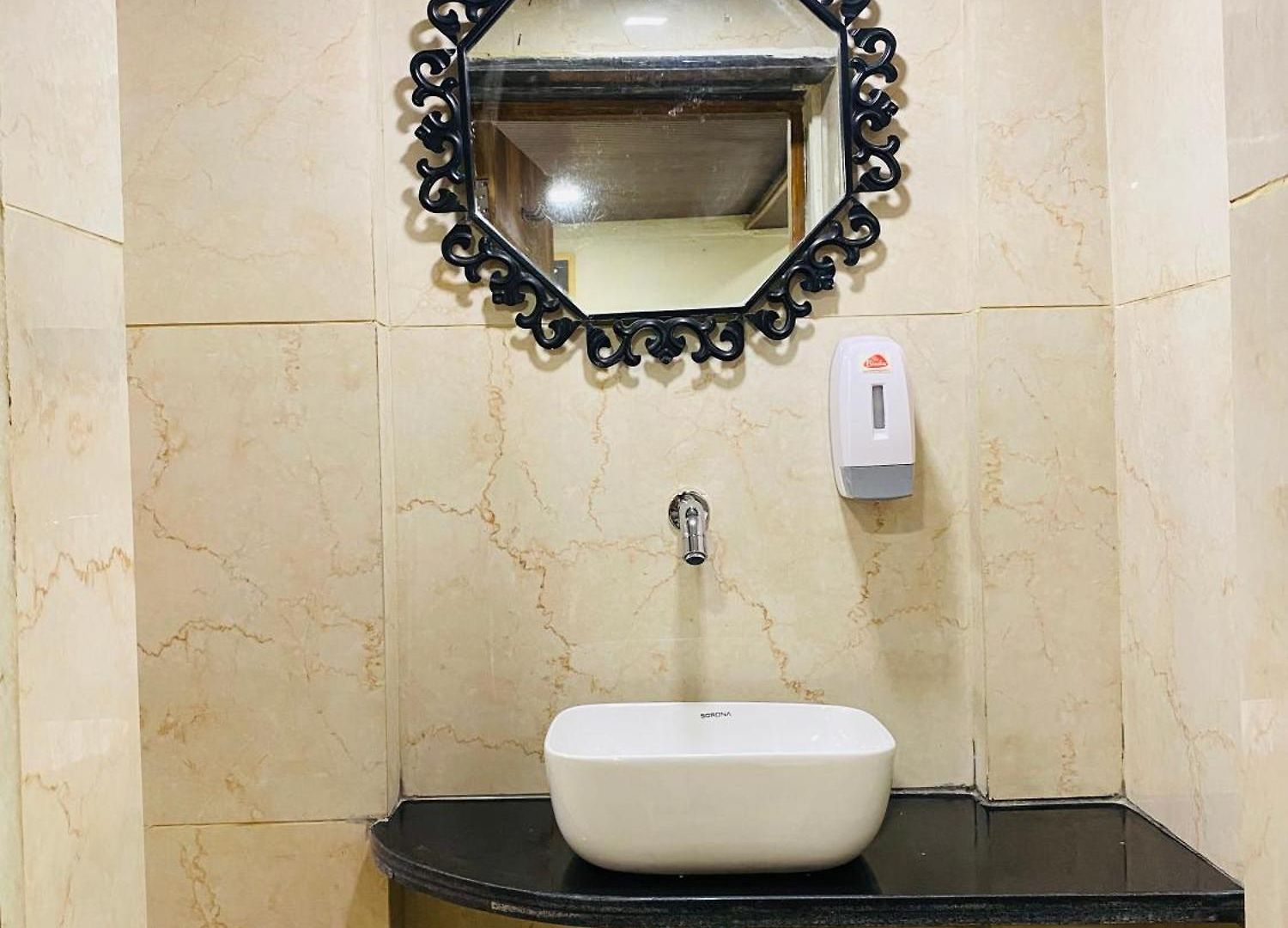Hotel Avk-near Kokilaben Hospital & Versova Beach- With Kitchen