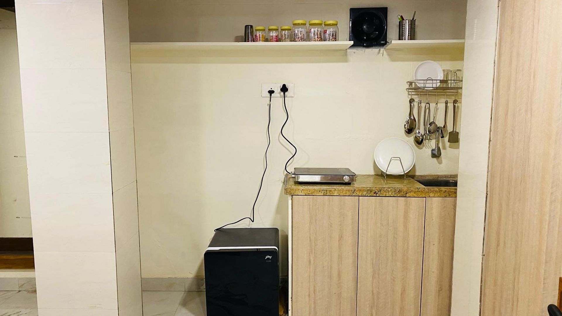 Hotel Avk-near Kokilaben Hospital & Versova Beach- With Kitchen 3*