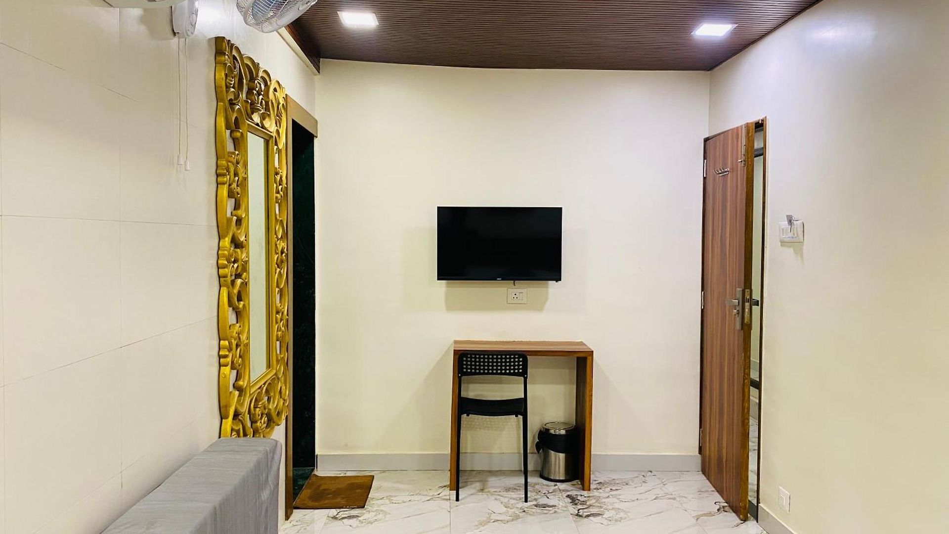 Hotel Avk-near Kokilaben Hospital & Versova Beach- With Kitchen 3*