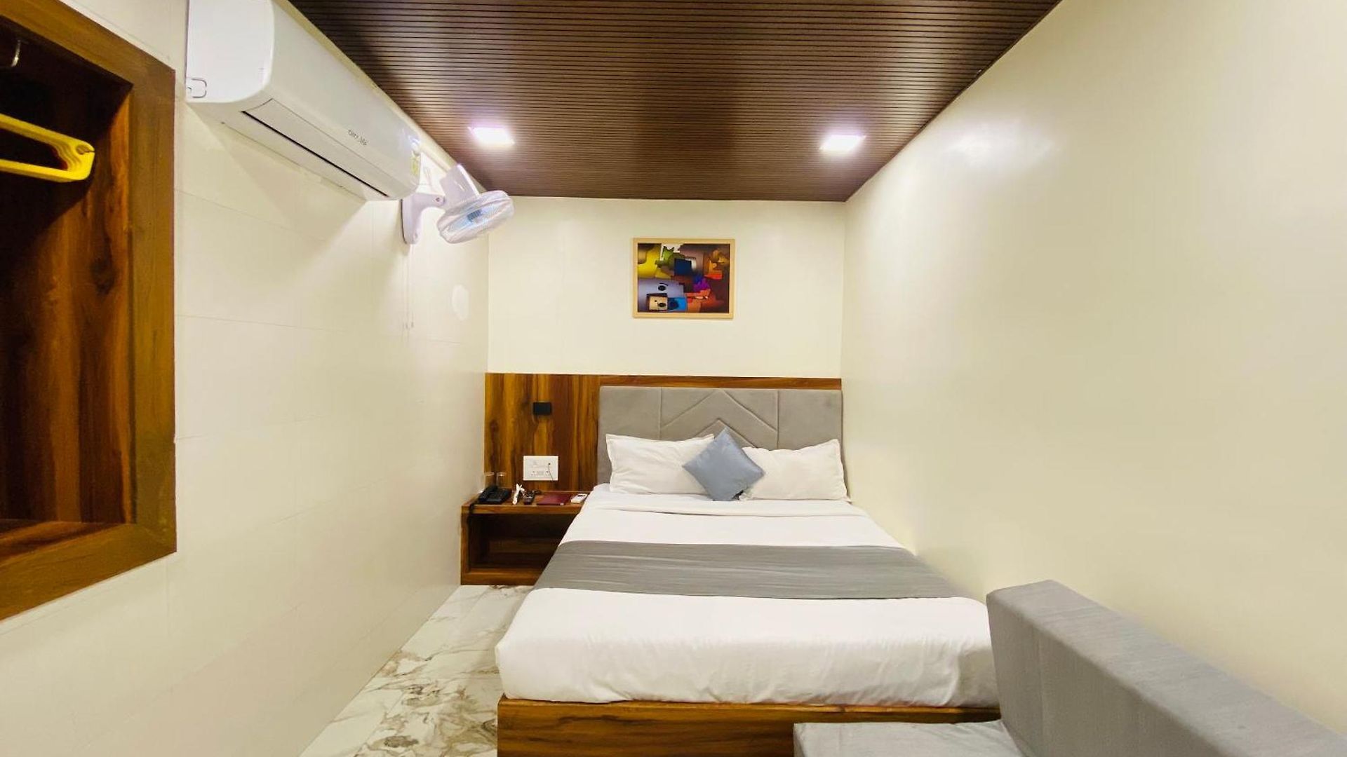 Avk-near Kokilaben Hospital & Versova Beach- With Kitchen 3*