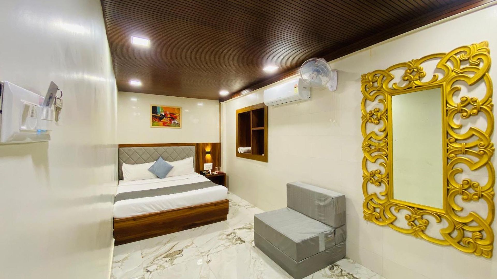 Avk-near Kokilaben Hospital & Versova Beach- With Kitchen Hotel
