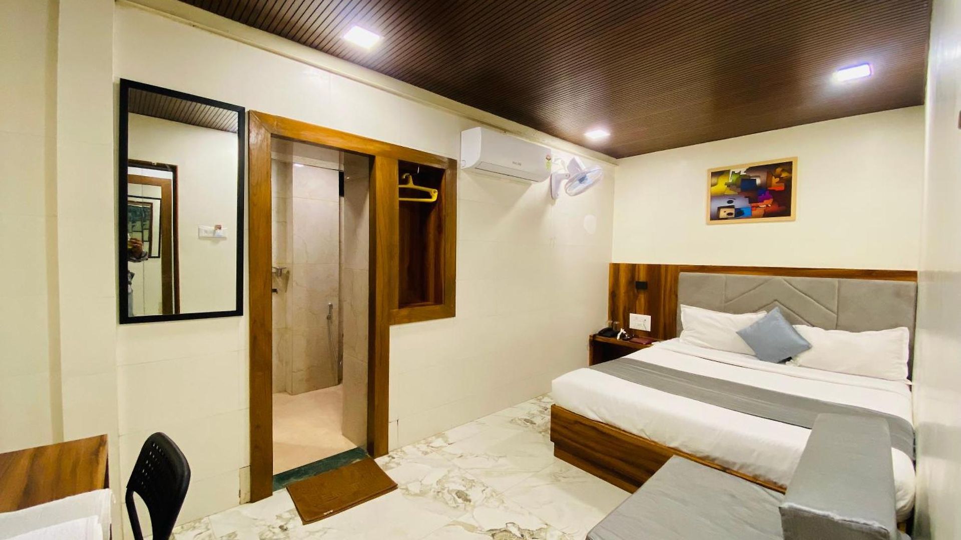 Avk-near Kokilaben Hospital & Versova Beach- With Kitchen 3*
