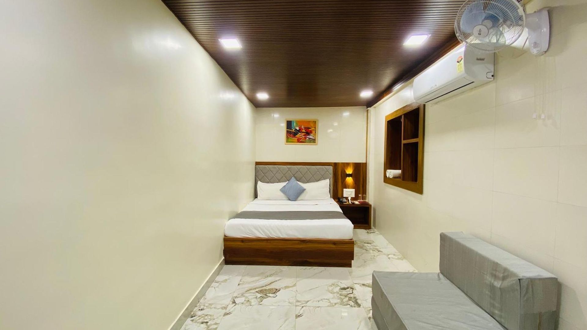 Avk-near Kokilaben Hospital & Versova Beach- With Kitchen 3*