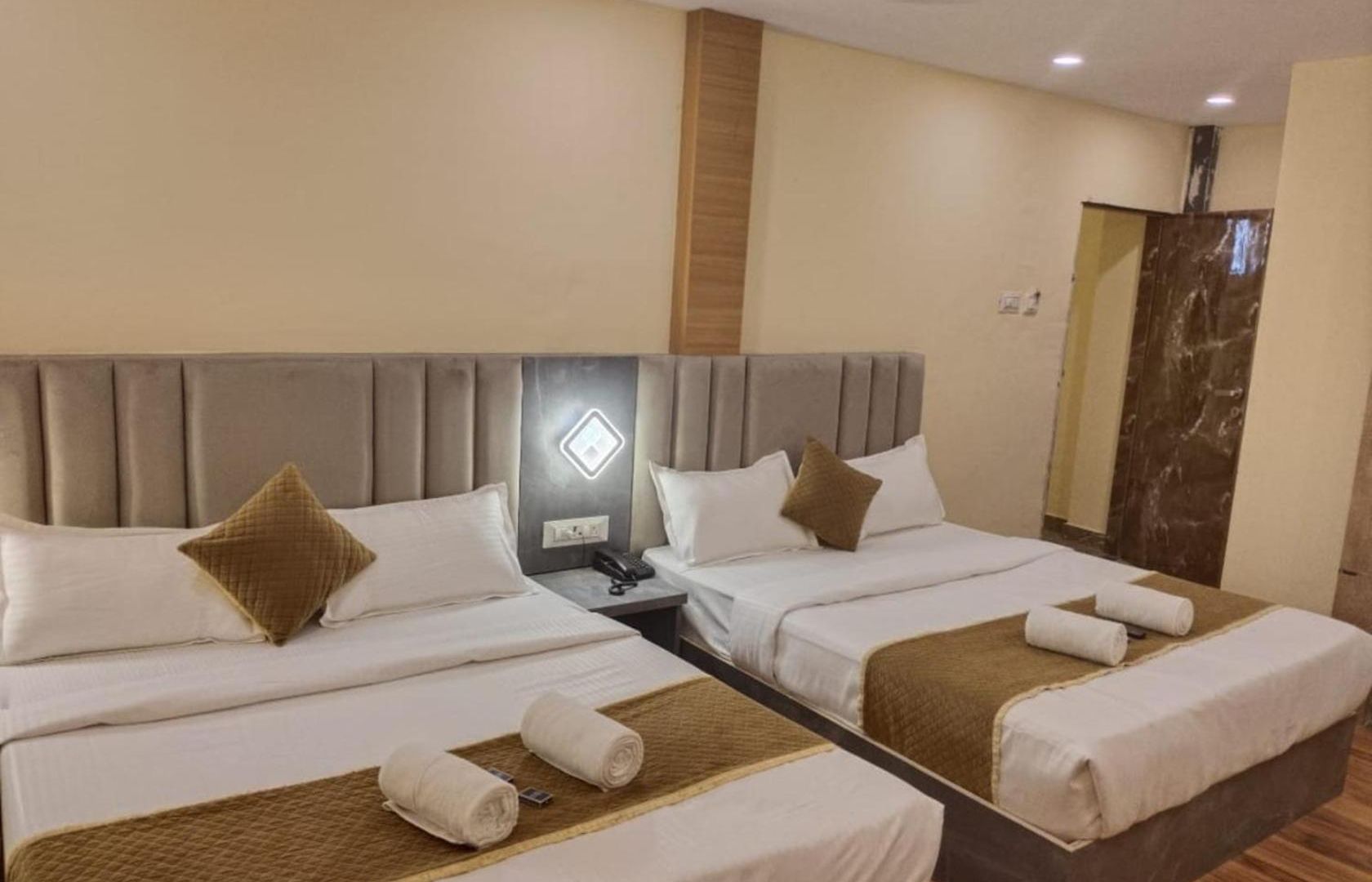 Crystal Castle Goregaon West Link Road, Hotel Mumbai